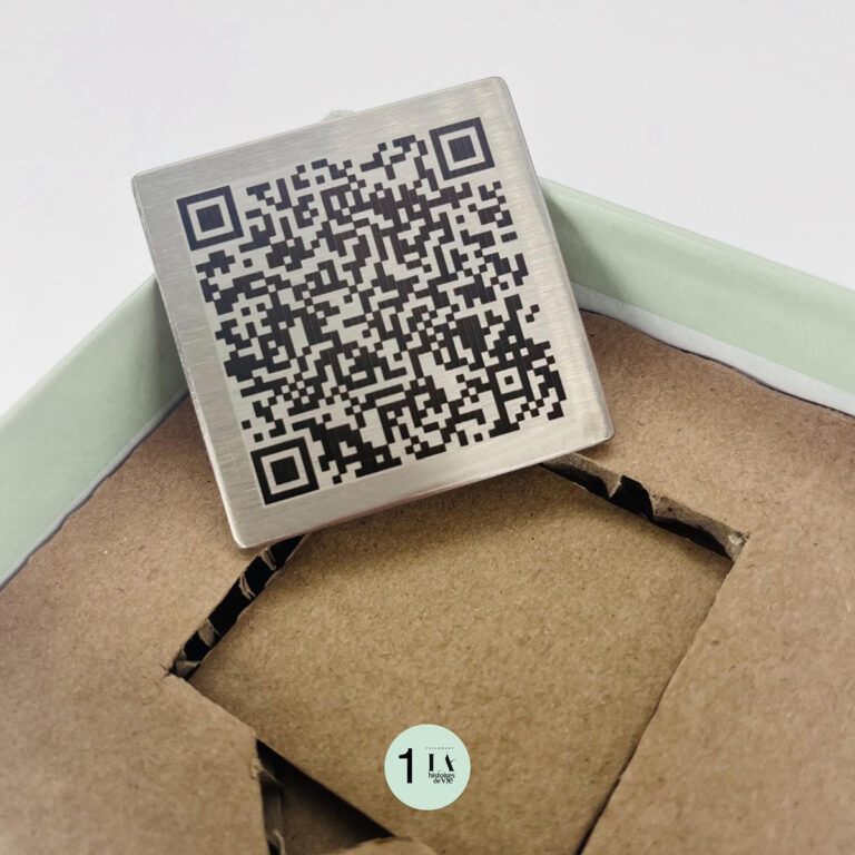 Chaque pack comprend 5 ou 10 coffrets avec un QR code physique imprimé sur une plaque métal. À chaque vente, il vous suffit d'activer l'espace numérique en rentrant le numéro d'un QR code lors de la commande d'un monument temporaire.